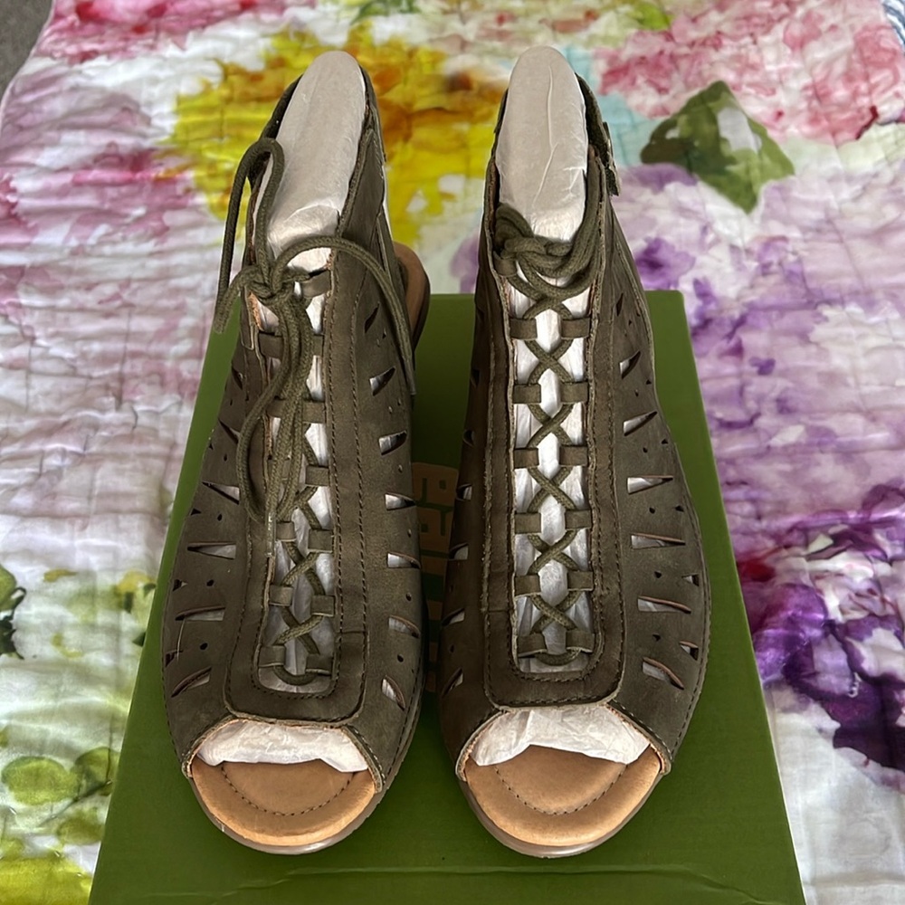 Earth genuine suede sandals!